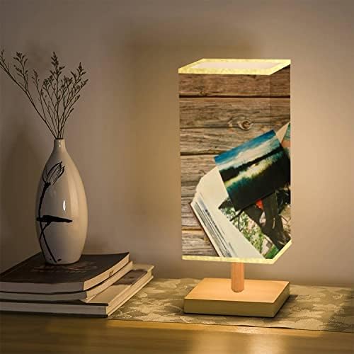 Kısılabilir Masa Lambası Fotoğraf Albümü ve Ahşap Bir Masanın Üzerine Renkli Çeşitli Fotoğraflar Serpilir USB Başucu Lambası