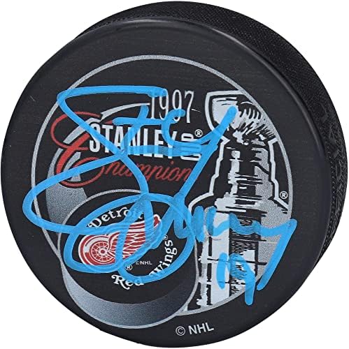 Steve Yzerman Detroit Red Wings İmzalı 1997 Stanley Kupası Şampiyonları Logo Hokey Diski-İmzalı NHL Diskleri